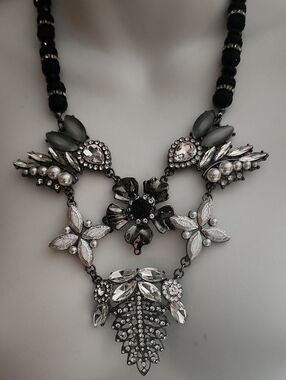 Elegant Crystal Floral Statement Necklace - Black & Silver